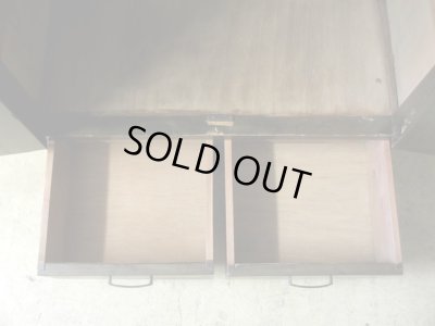 画像11: アンティーク 桜材 深い木味のガラス本箱 収納棚