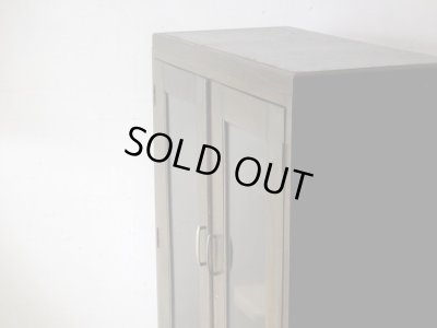 画像2: アンティーク 桜材 深い木味のガラス本箱 収納棚