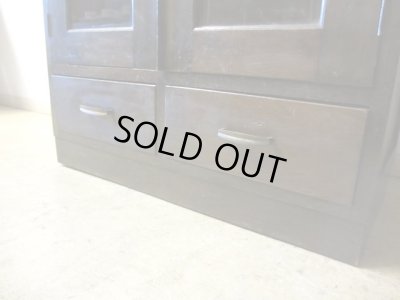 画像10: アンティーク 桜材 深い木味のガラス本箱 収納棚