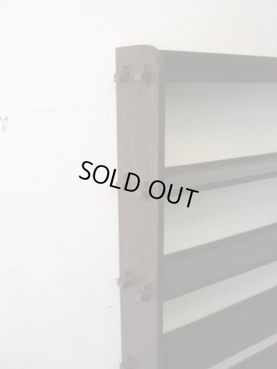 画像3: アンティーク 深い木味 ラワン無垢材の楔本棚 ブックシェルフ