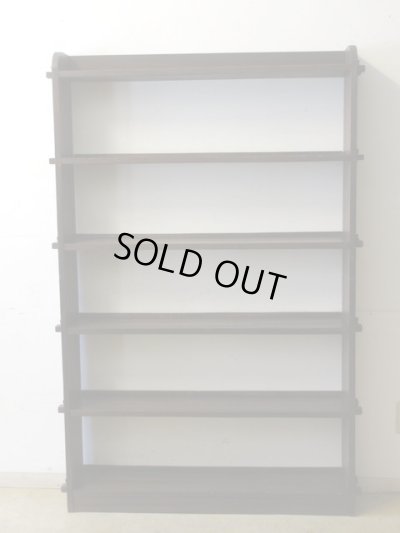 画像2: アンティーク 深い木味 ラワン無垢材の楔本棚 ブックシェルフ