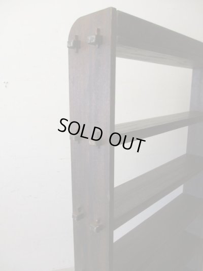 画像4: アンティーク 深い木味 ラワン無垢材の楔本棚 ブックシェルフ