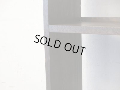 画像11: アンティーク 深い木味 ラワン無垢材の楔本棚 ブックシェルフ