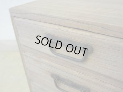 画像8: アンティーク 乾いた木肌の4杯小引出し