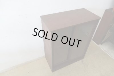 画像4: ヴィンテージ 深い木味のガラス戸棚