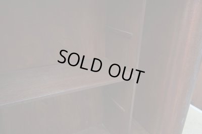 画像8: ヴィンテージ 深い木味のガラス戸棚