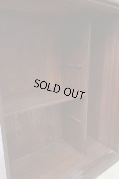 画像7: ヴィンテージ 深い木味のガラス戸棚