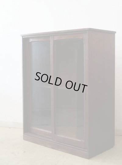 画像5: ヴィンテージ 深い木味のガラス戸棚