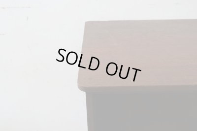 画像12: ヴィンテージ 深い木味のガラス戸棚