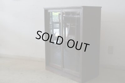 画像3: ヴィンテージ 深い木味のガラス戸棚