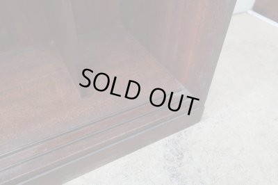 画像9: ヴィンテージ 深い木味のガラス戸棚