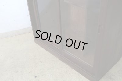 画像2: ヴィンテージ 深い木味のガラス戸棚