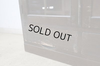 画像12: アンティーク 深い木味のガラス棚 本箱