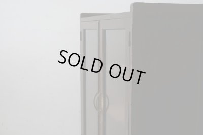 画像2: アンティーク 深い木味のガラス棚 本箱