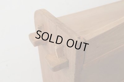 画像15: アンティーク 明るい木味の楔式本棚