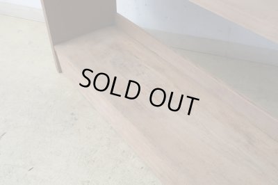 画像12: アンティーク 明るい木味の楔式本棚