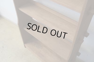 画像9: アンティーク 明るい木味の楔式本棚