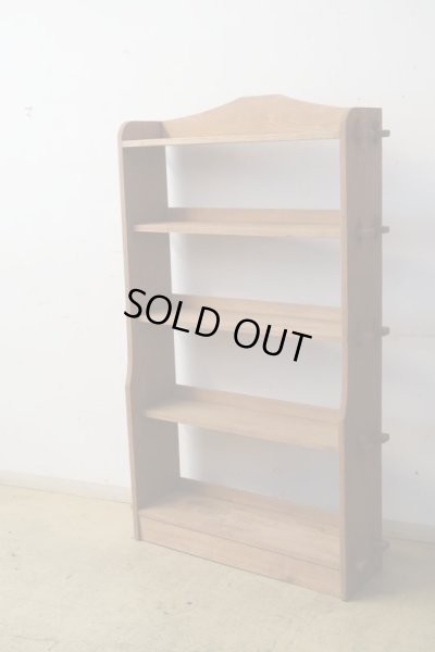 画像2: アンティーク 明るい木味の楔式本棚