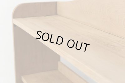 画像17: アンティーク 明るい木味の楔式本棚