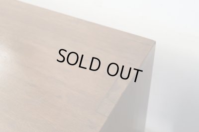 画像12: ヴィンテージ 深い木味 ラワン無垢材の収納棚 本棚