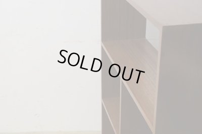 画像5: ヴィンテージ 深い木味 ラワン無垢材の収納棚 本棚