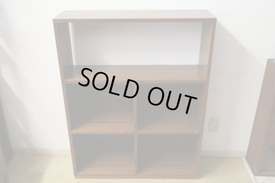 画像2: ヴィンテージ 深い木味 ラワン無垢材の収納棚 本棚