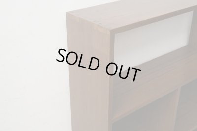 画像6: ヴィンテージ 深い木味 ラワン無垢材の収納棚 本棚