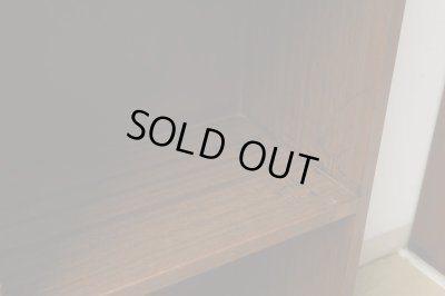 画像8: ヴィンテージ 深い木味 ラワン無垢材の収納棚 本棚