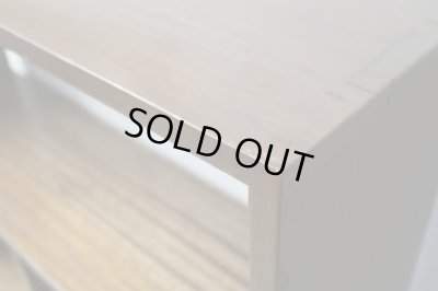 画像11: ヴィンテージ 深い木味 ラワン無垢材の収納棚 本棚