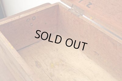 画像12: 乾いた木肌 木製工具箱