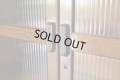 画像9: ビンテージ 昭和レトロなモールガラスの本箱 キャビネット