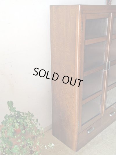 画像4: ビンテージ 昭和レトロなモールガラスの本箱 キャビネット