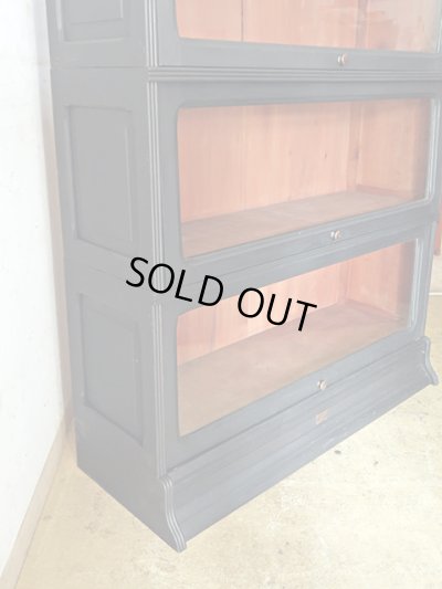 画像9: アンティーク 黒く塗られた スライド扉のガラス本箱