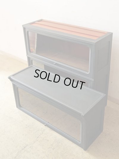 画像6: アンティーク 黒く塗られた スライド扉のガラス本箱