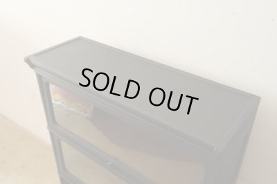 画像10: アンティーク 黒く塗られた スライド扉のガラス本箱