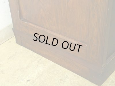 画像17: アンティーク 引き出し10杯 楢材の収納棚