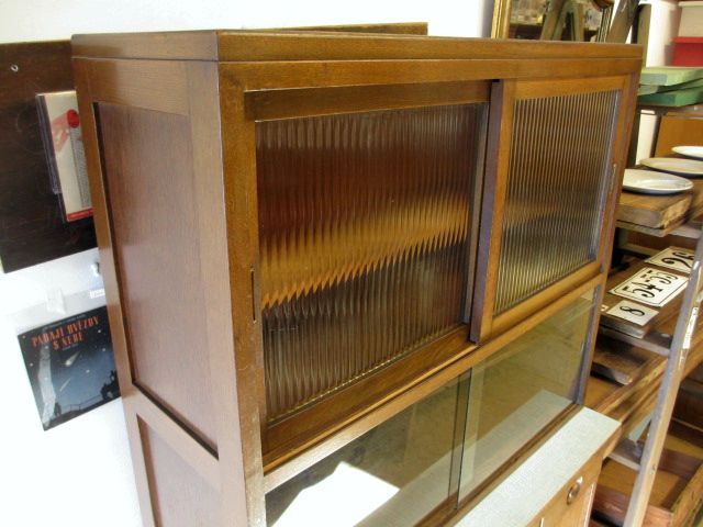 昭和レトロ 古いモールガラスの食器棚 収納 カップボード