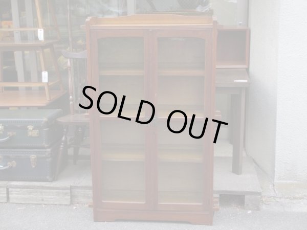 画像4: ラワン材ガラス棚 キャビネット 楔本棚