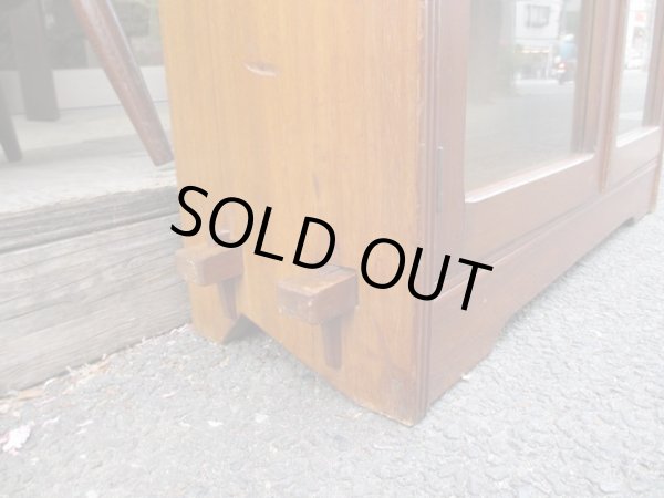 画像7: ラワン材ガラス棚 キャビネット 楔本棚