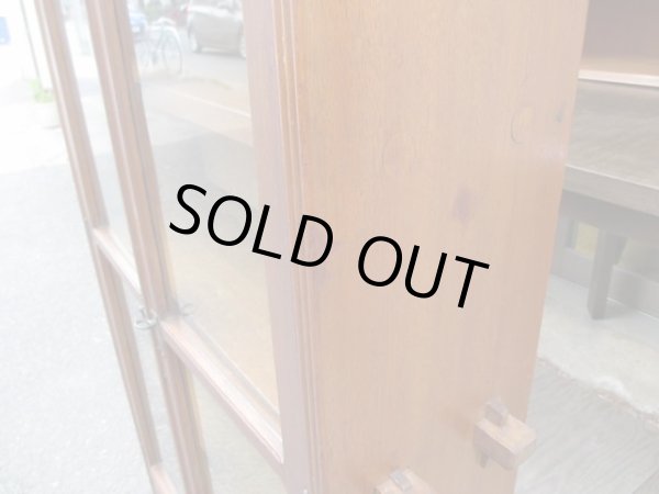 画像9: ラワン材ガラス棚 キャビネット 楔本棚