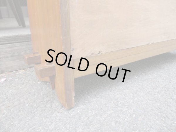 画像14: ラワン材ガラス棚 キャビネット 楔本棚