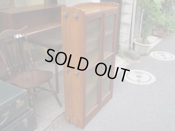 画像2: ラワン材ガラス棚 キャビネット 楔本棚