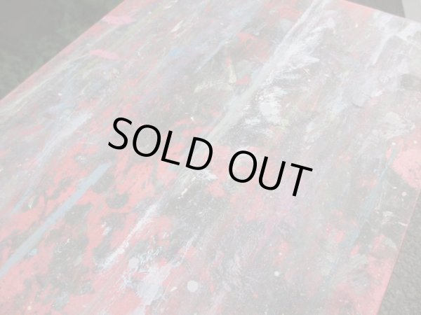 画像7: カラフルに絵の具がのった天板のサイドテーブル(2)