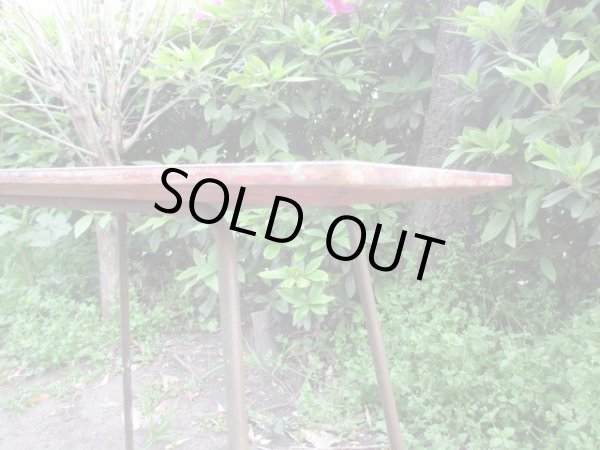 画像6: カラフルに絵の具がのった天板のサイドテーブル(1)