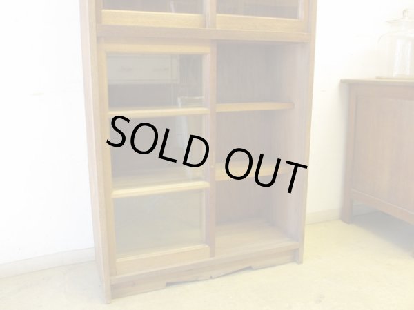 画像5: ヴィンテージ ラワン無垢材のガラス戸棚(1)