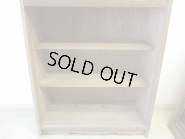 画像7: ヴィンテージ ラワン無垢材のガラス戸棚(1)