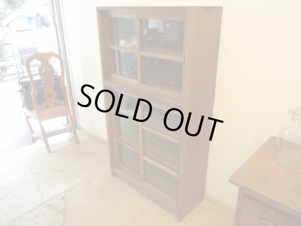 画像2: ヴィンテージ ラワン無垢材のガラス戸棚(1)