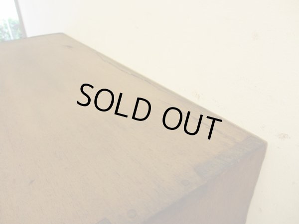 画像9: ヴィンテージ ラワン無垢材のガラス戸棚(1)