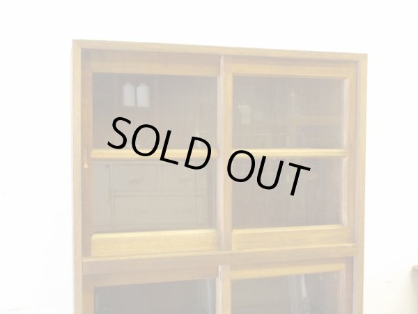 画像4: ヴィンテージ ラワン無垢材のガラス戸棚(1)