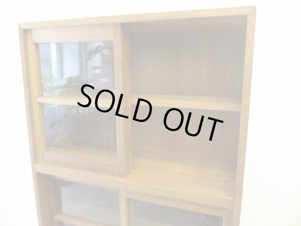 画像2: ヴィンテージ ラワン無垢材のガラス戸棚(2)